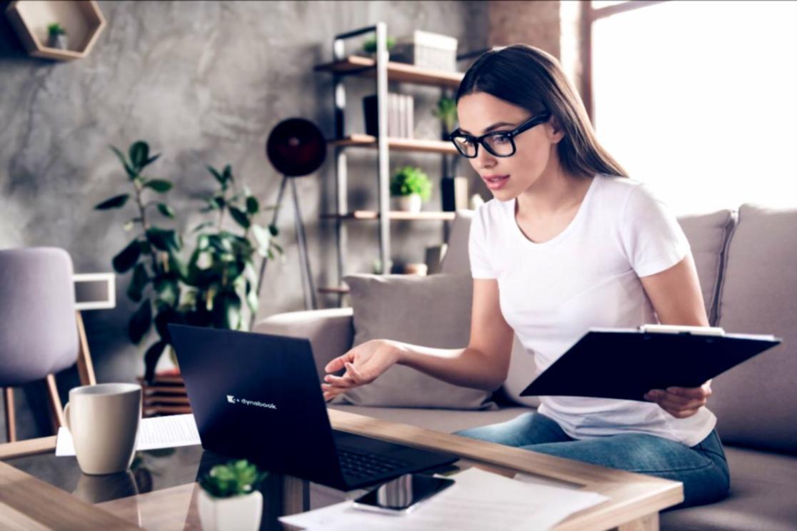 Arbeitsplatz mit strukturierten Notizen und Analysematerialien